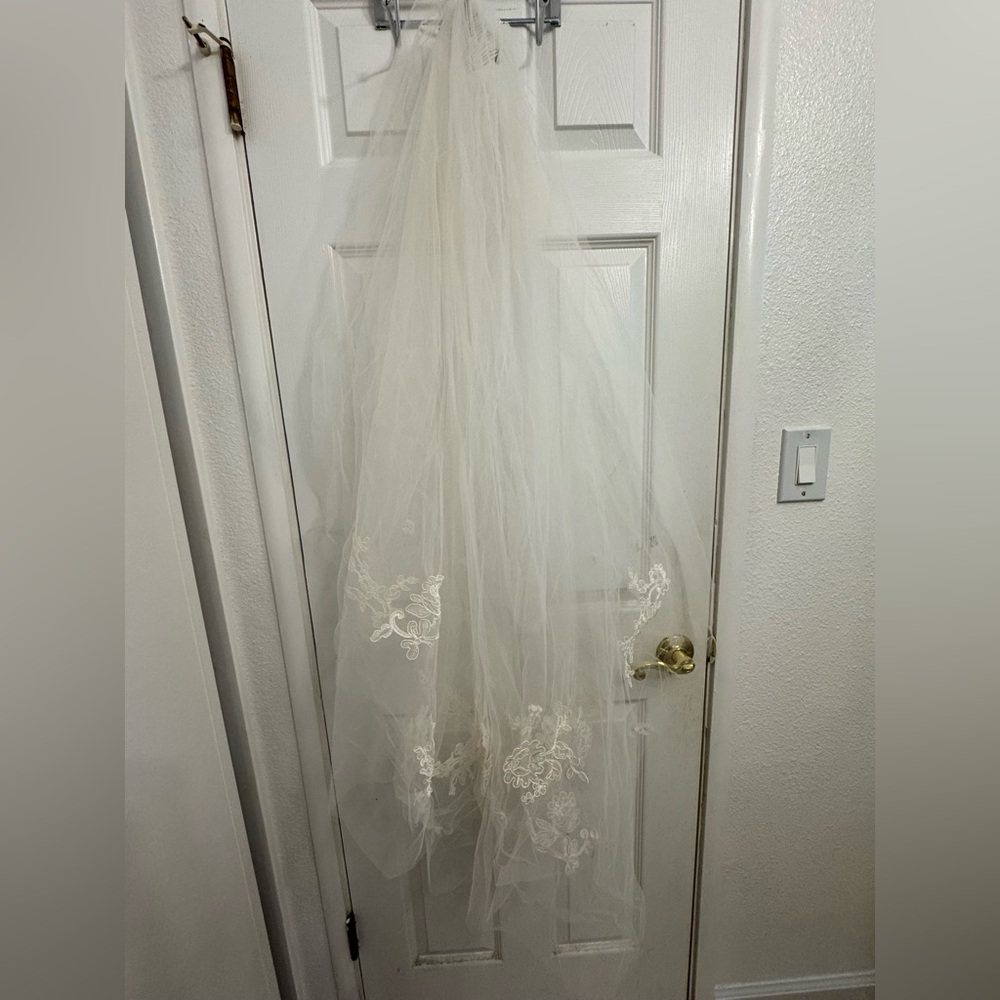 Elegant White Lace Bridal Veil